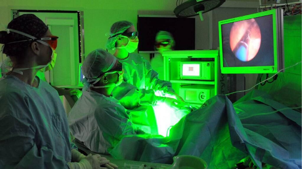 Doctors perform laser therapy to treat prostatitis